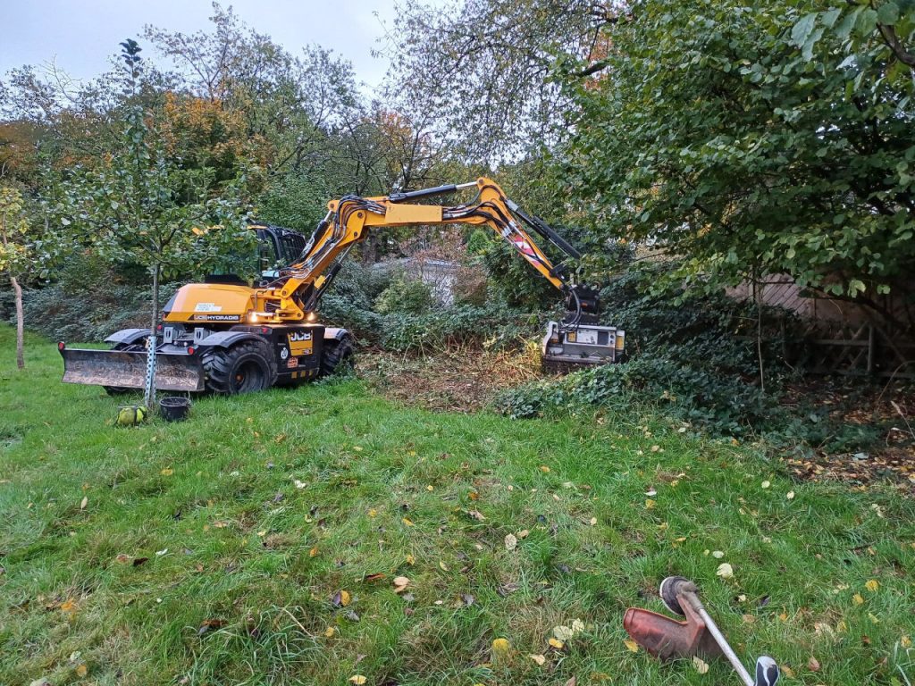 Roden der Brombeerhecke durch einen Landwirt