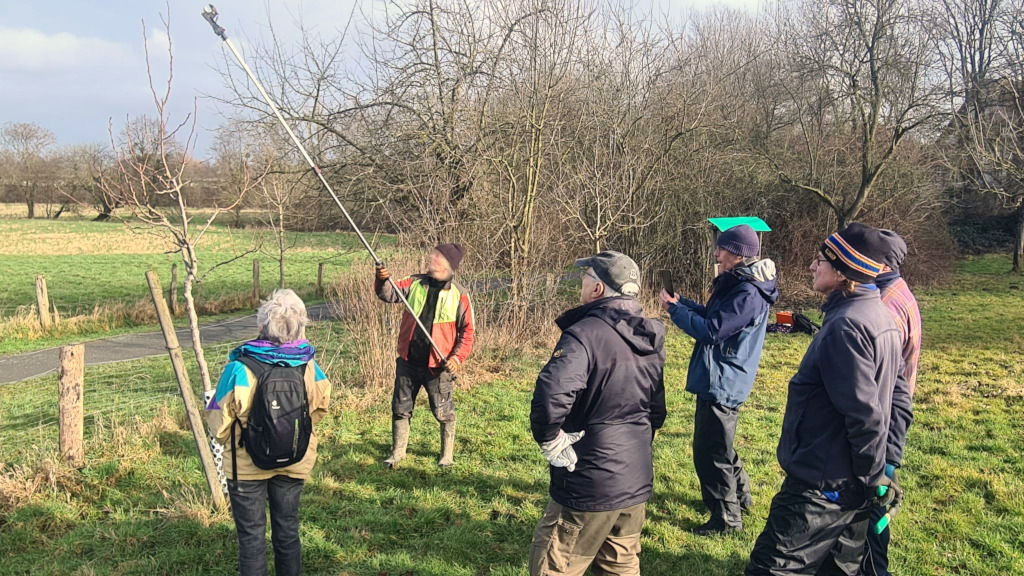 Schnitt mit einer Teleskop-Schere